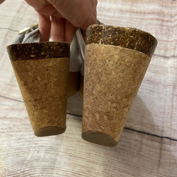 Kenneth Cole wedged sandal with Cork heel adjustable buckle on front Size 6.5 - Picture 6 of 7